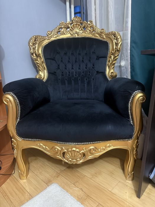 Fotoliu baroc, catifea neagră, detalii aurii