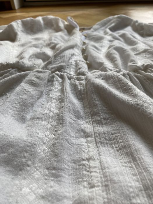 Salopeta albă din bumbac cu broderie