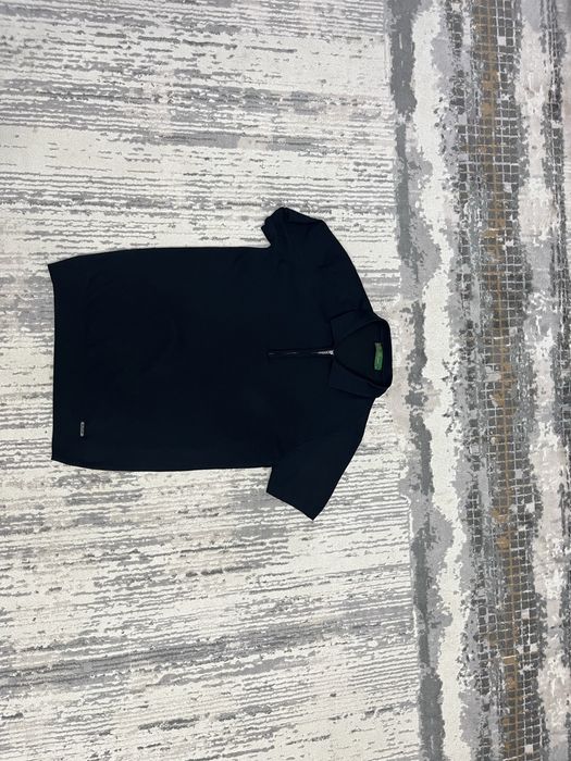 Черная поло футболка