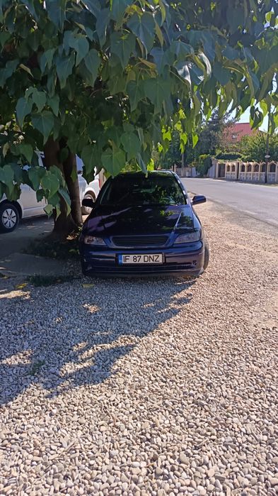 Mașina de vânzare Opel.