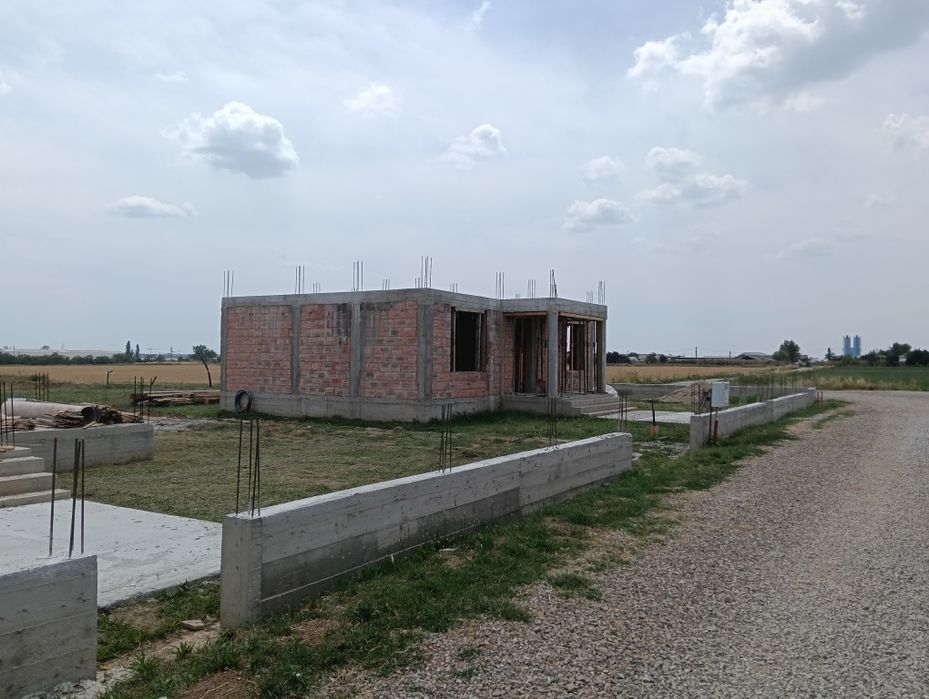 Casa la roșu   in constructie Blejoi .Loturi teren intravilan.