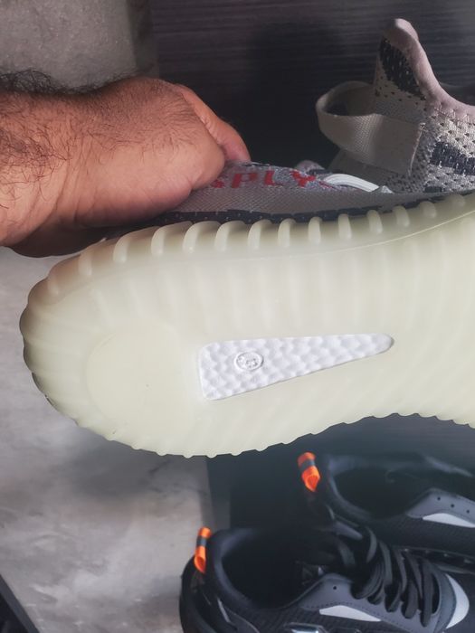 Adidasi YEEZY Boost 350