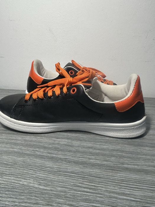 Adidași Guess Boy, marimea 36 negri cu șireturi portocalii