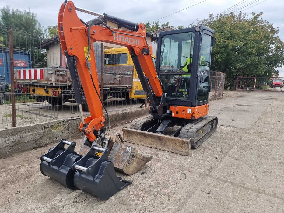 Inchiriez Excavator 2.8t 3.5t 8.5 t Cilindru Compactor Picon Demolari