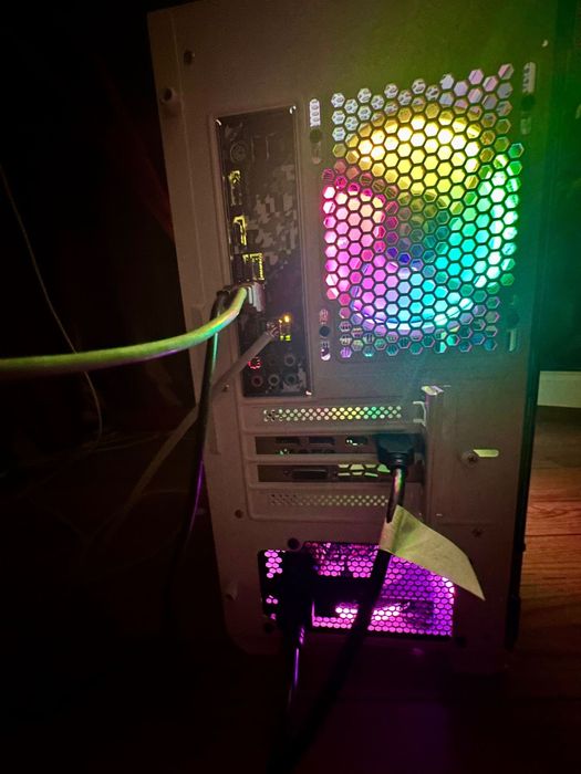 Pc gaming complet (mouse+tastatura+ monitor+suport casti)