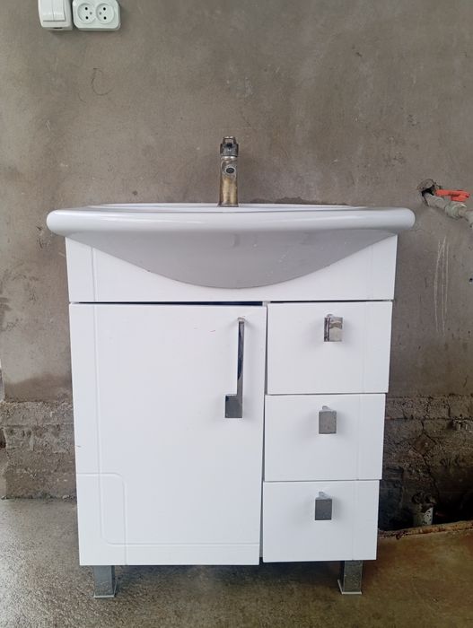 Раковина с тумбой и зеркалом