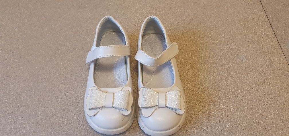 Pantofi crem fetite