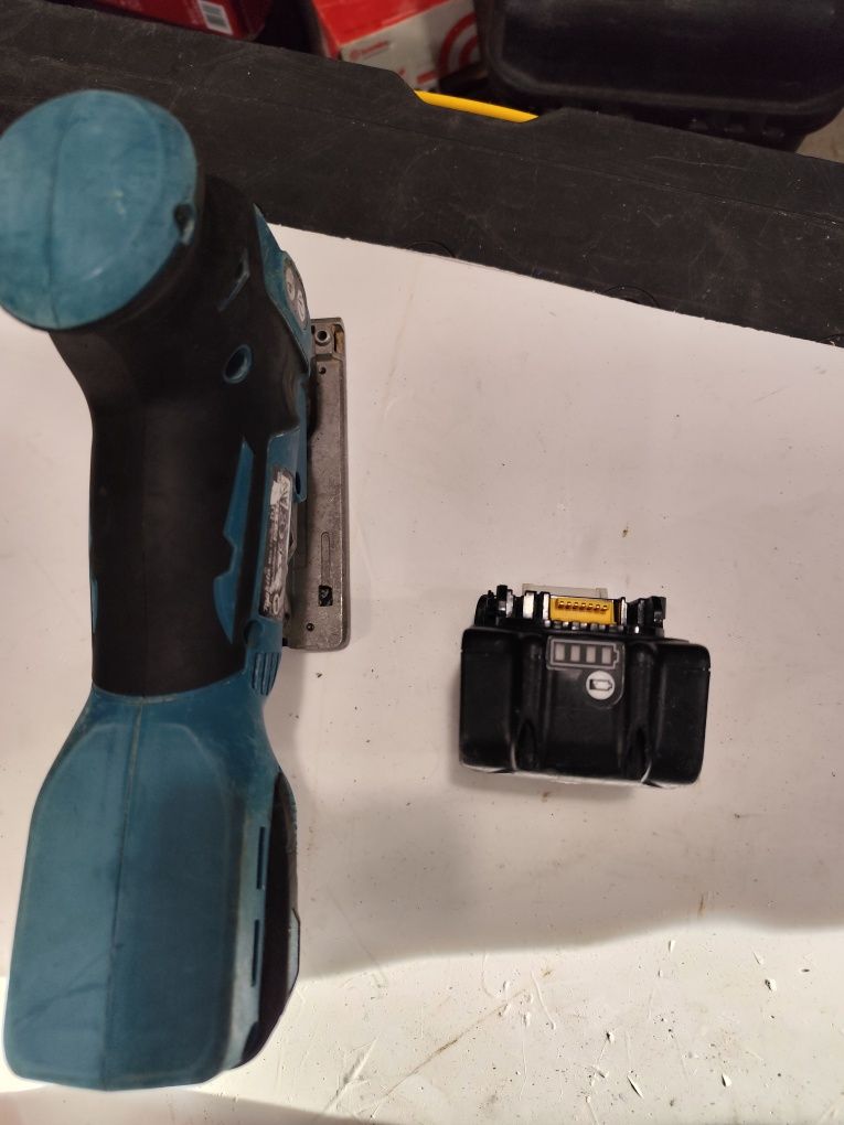 Безчетков акумулаторен прободен трион зеге Макита Makita DJV181 + 5Ah