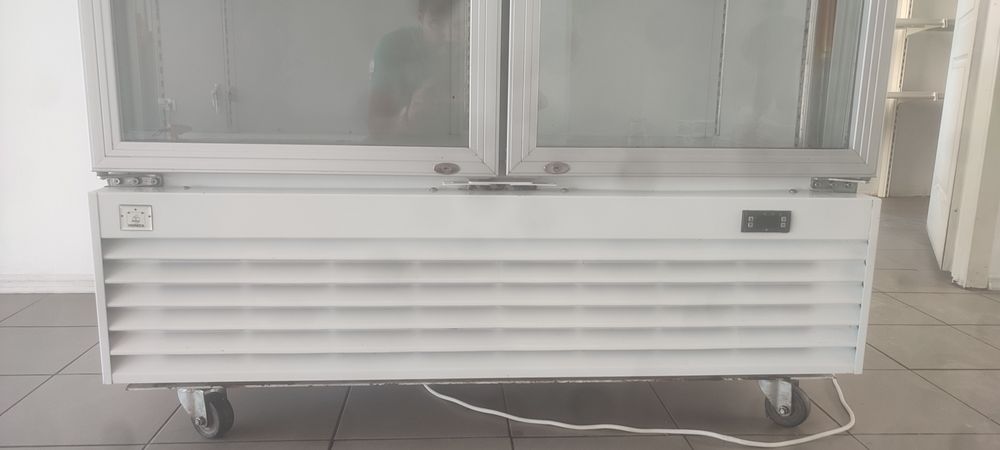 Vând vitrina frigorifica 2 uși