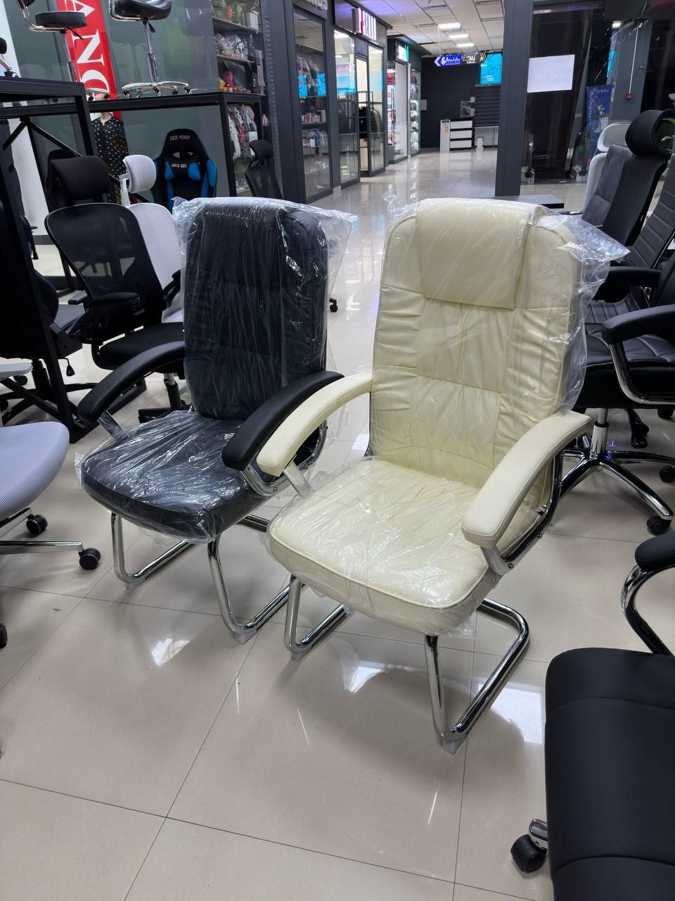Офисное кресло модел Лео