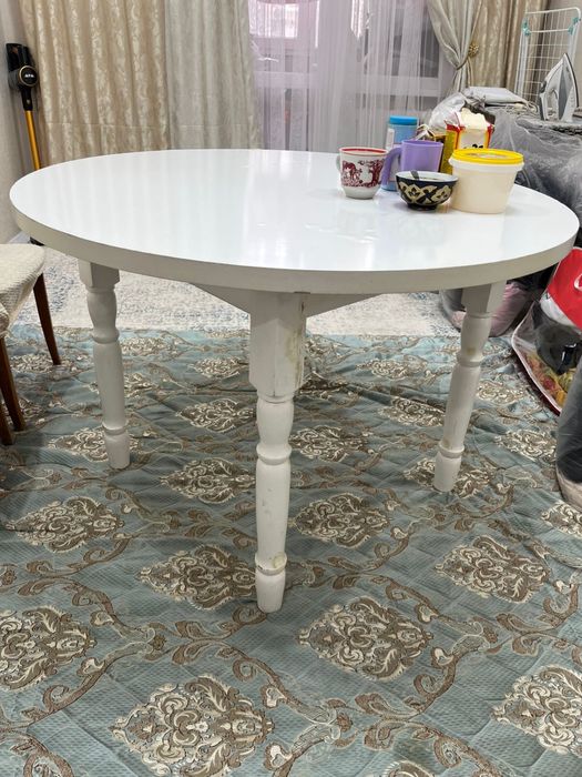 Круглый кухонный стол продаётся.