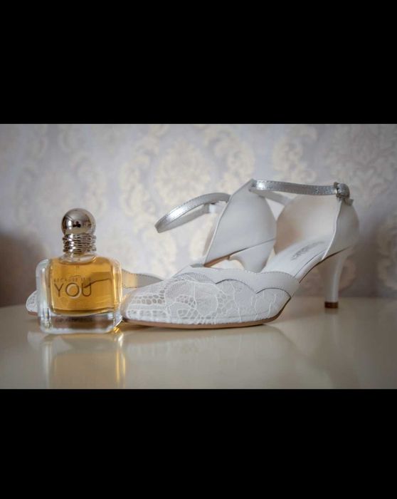 Vând Pantofi mireasa mărimea 39, noi