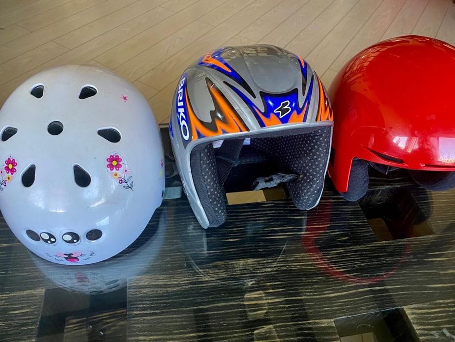 Vand 2 casti de ski – bonus casca bicicleta!!!
