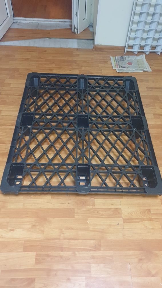 Paleti plastic diferite dimensiuni 63/83, 120/80,5kg buc rezista 500kg