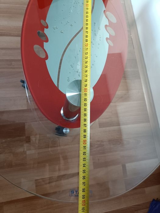 Masa de sticla cu roti care se pot bloca