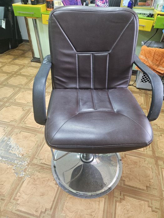 Продаю кресло парикмахерское