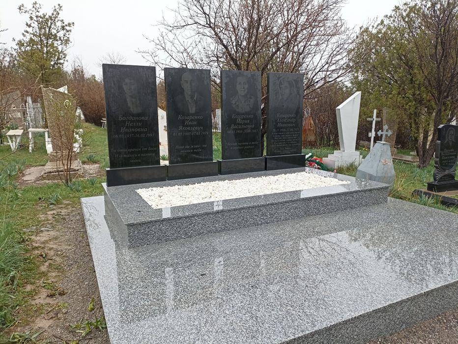 Памятники на века.