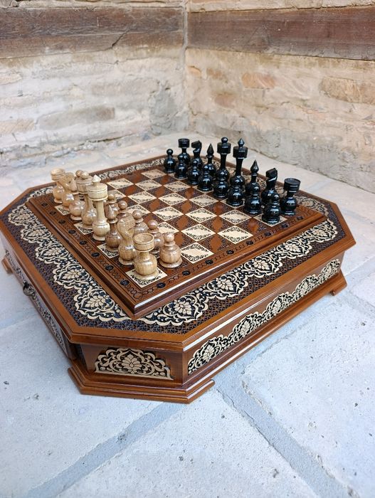 Shaxmat Шахматы 50×50 sm yongʻoqdan yasalgan