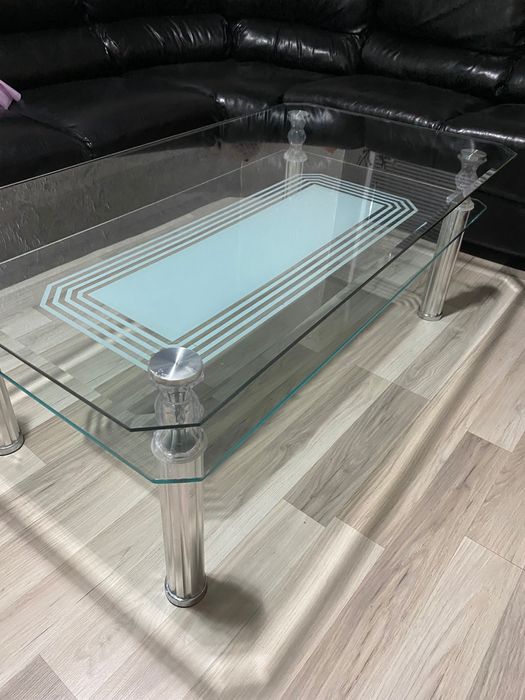 Стъклена маса за хол