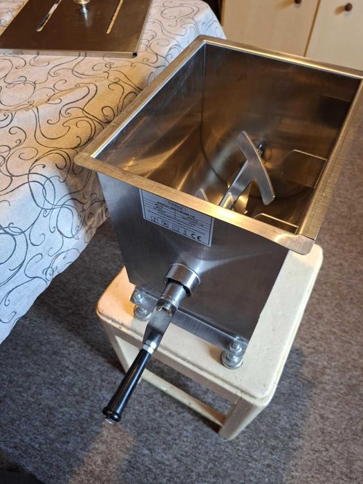 Mixer manual pentru carne