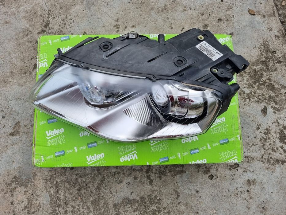 Far stanga bixenon Passat B6 Nou