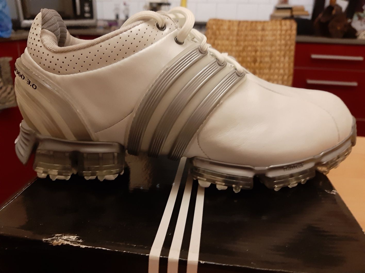 Pantofi sportivi marca Adidas pentru golf