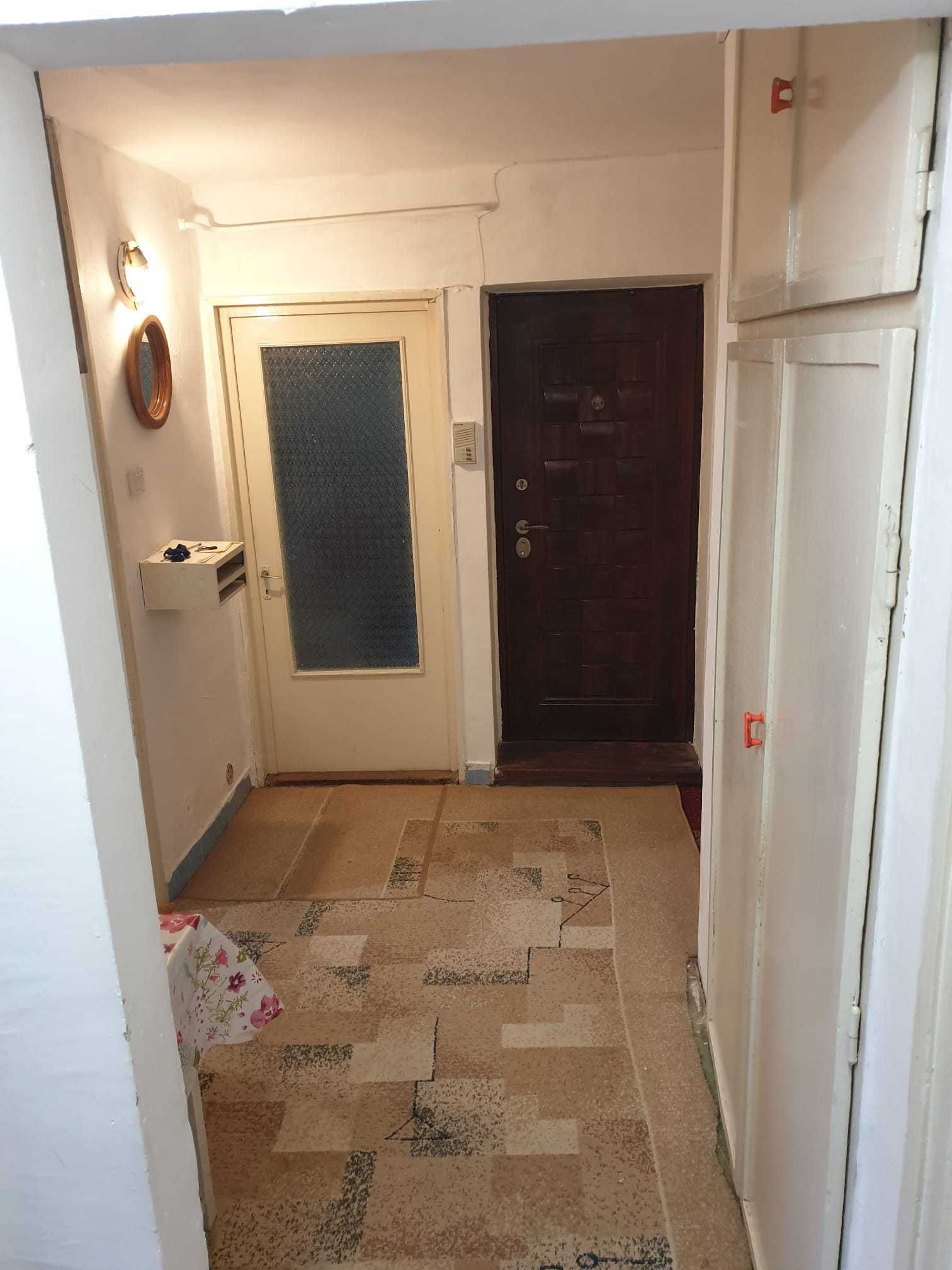 Inchiriez apartament 2 camere decomandate zona Uta la parter