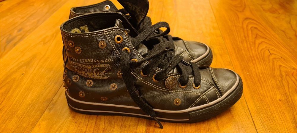 Converse Levi's piele