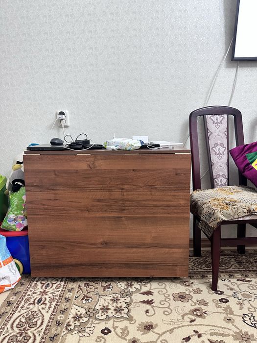 Стол раскладной 3 метра. В хорошем состоянии, цвет коричневый.