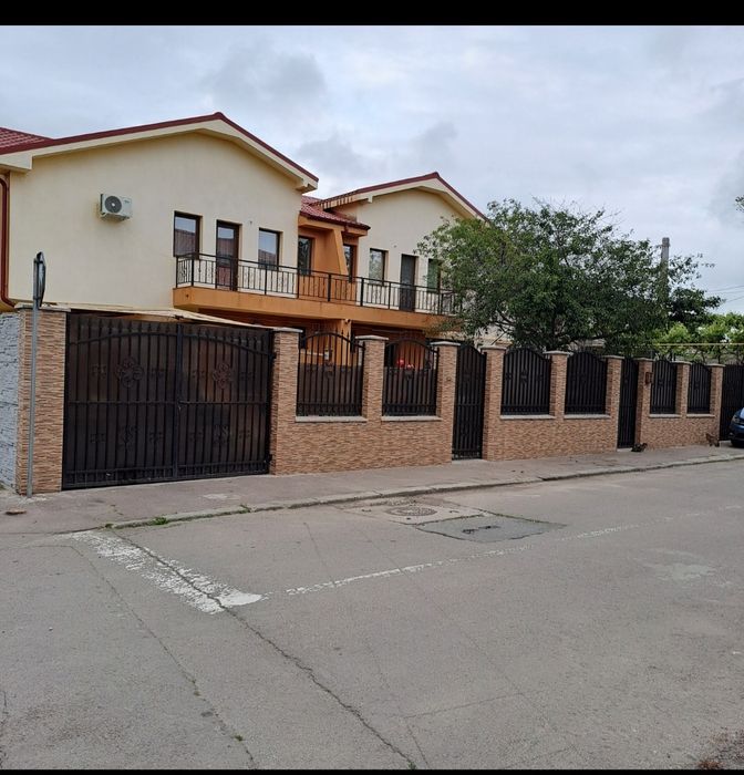 De vânzare două locuințe individuale