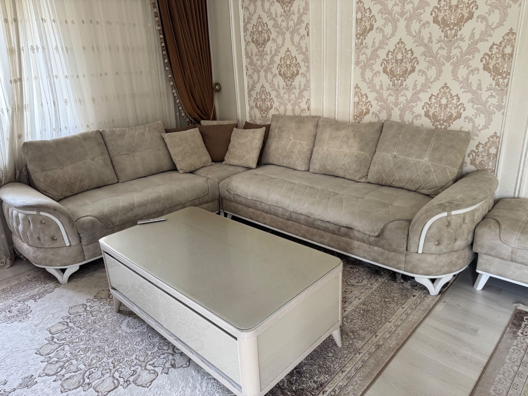 Продам мягкую мебель диван угловой с двумя пуфиками