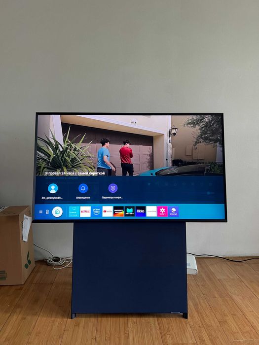 Крутящийся телевизор LED Samsung The Sero синий