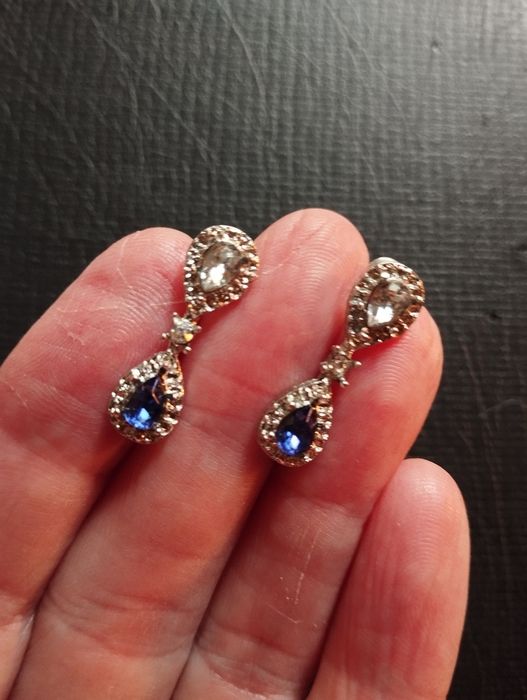 Продаю серьги с синими камнями