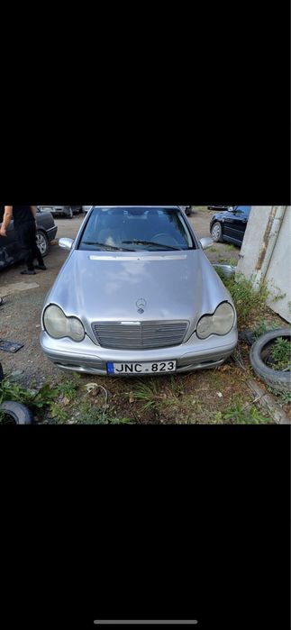Запчасти на w203 мерседес.