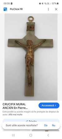 Crucifix din piatră și Isus Hristos din bronz