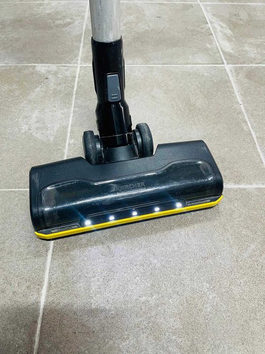 Aspirator vertical Karcher VC 6 Cordless OurFamily 250 W, duza LED