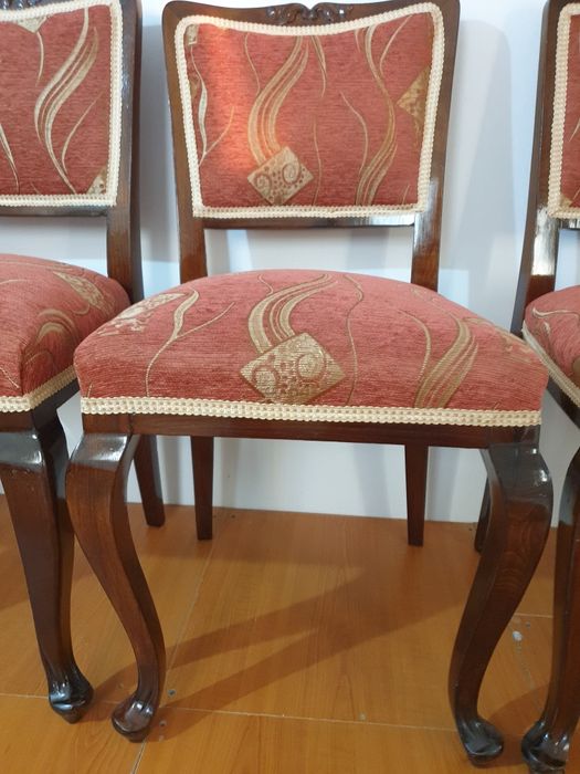 Vând 6 scaune clasice din lemn masiv, tapițate elegant