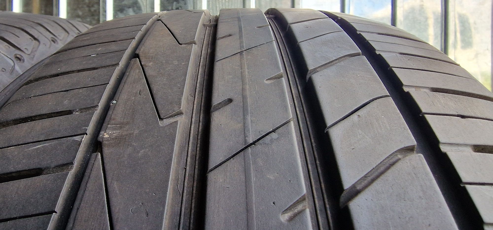 245/45 R19 - 2 anvelope - Hankook - de vara - 6mm+