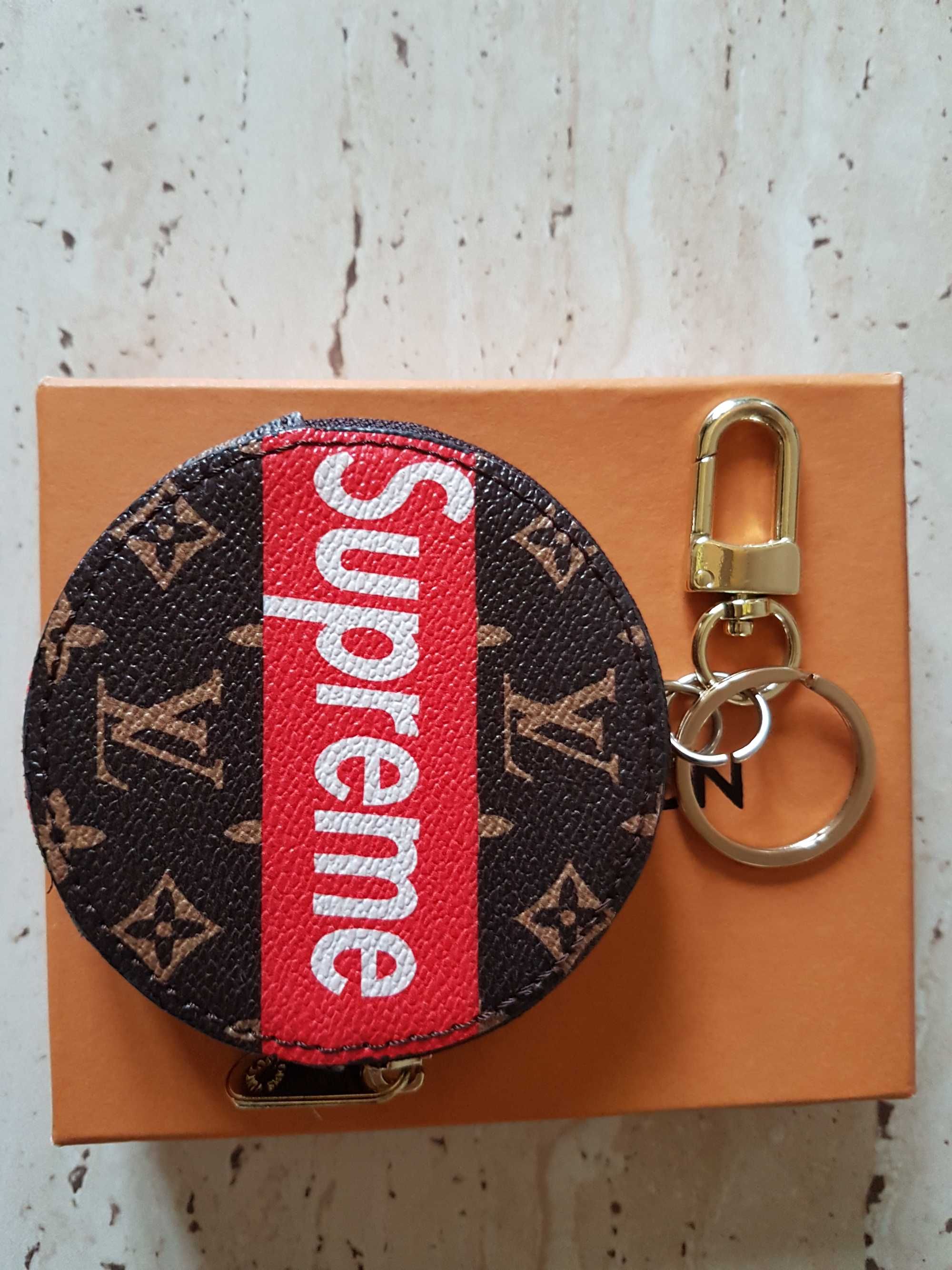 portofel/breloc/accesoriu pentru geanta Louis Vuitton, nou in cutie