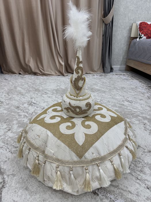 Сырға салуға арналған сәукеле мен көрпеше сатылады.