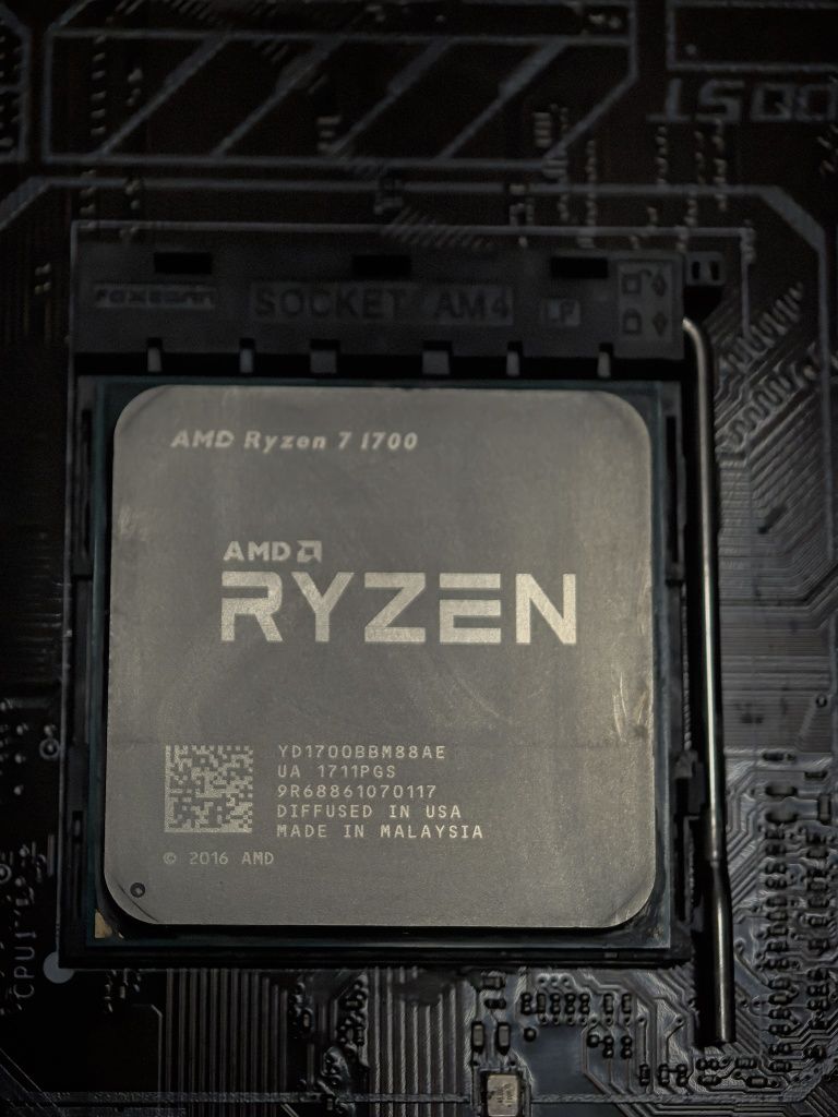 Procesor AMD  Ryzen 7 1700, 8 nuclee 16 thread-uri boost 3.7ghz