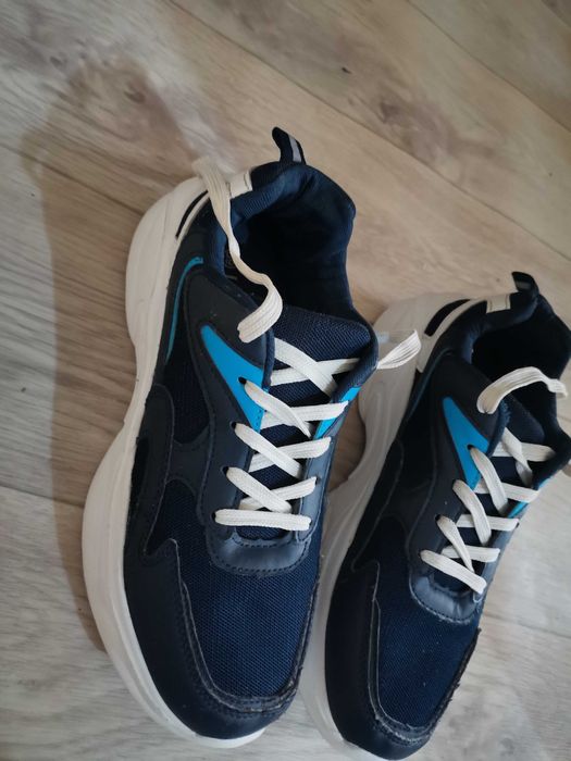 кроссовки продаеться девочкам