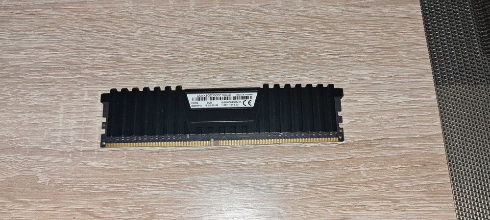 Memorie RAM Corsair Vengeance LPX 8GB DDR4 2400MHz CL14 – upgrade PC