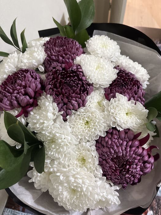 Цветок, который купили вчера, до сих пор стоит свежим и не завял»