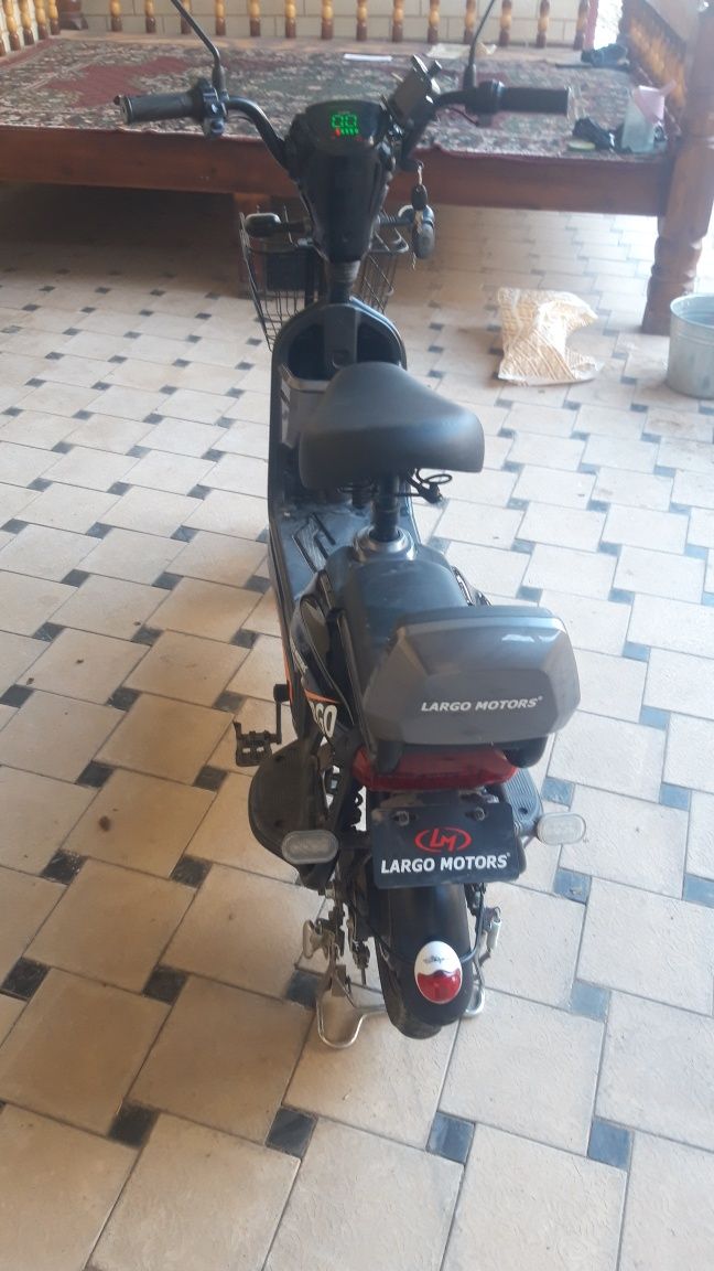 Skutr rangi qora