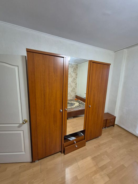 Деревянный шкаф.