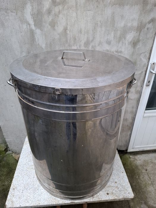 Vand doua butoaie de inox cu capac  200l