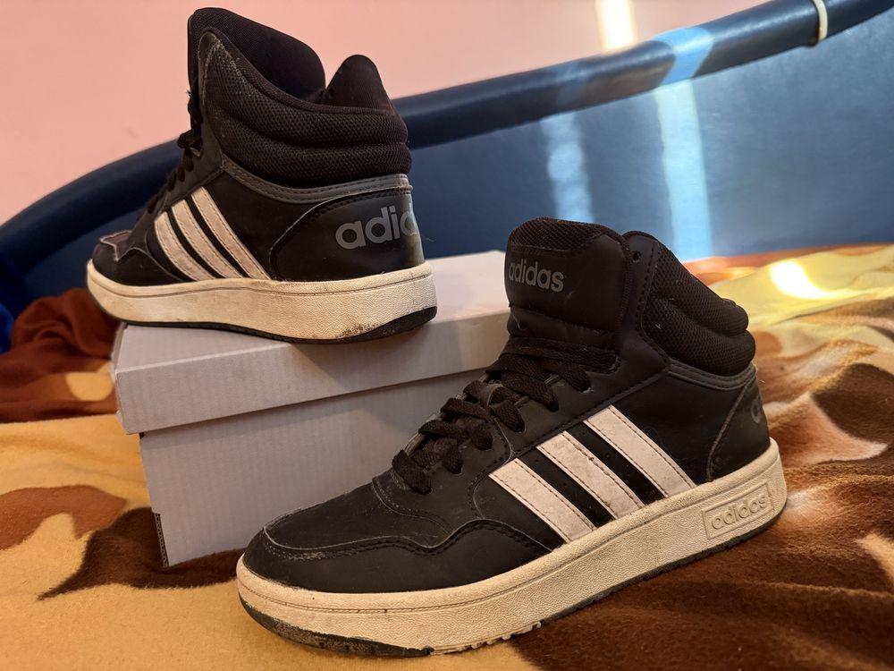 Кецове Adidas носени