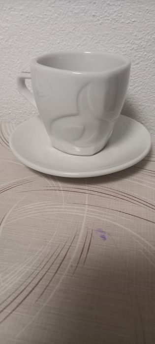 Două cești +farfurii pentru cafea