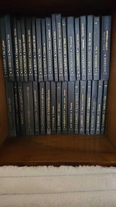 Seturi de carti vintage pentru decor si lectura